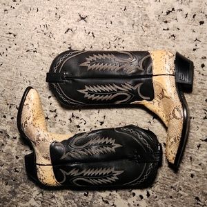 AUTHENTIC  Tony Lama snakeskin boots sz.5.5